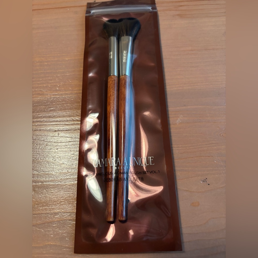CAMARA A UNIQUE BEAUTY SET OF 2 MAKE UP BRUSHES NIP RUTH & DEBORAH